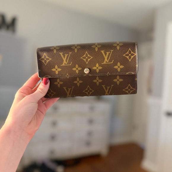 Louis Vuitton Handbags - Louis Vuitton Dark Brown Monogram Clutch